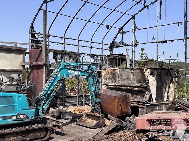 지난 21일 찾은 울산 울주군 언양읍 직동리 신화마을의 한 창고가 불에 탄 모습.2025.4.21./뉴스1 김세은 기자