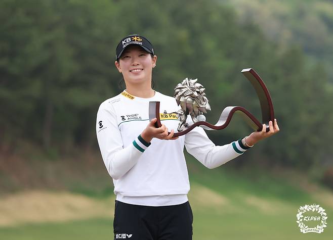 20일 경남 김해 가야 컨트리클럽에서 열린 '넥센·세인트나인 마스터즈 2025'에서 우승한 방신실이 우승 트로피를 들고 포즈를 취하고 있다. (KLPGT 제공, 재판매 및 DB금지) 2025.4.20/뉴스1 ⓒ News1 김진환 기자