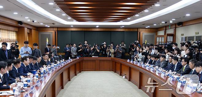 이재명 더불어민주당 경선 후보가 21일 오전 서울 여의도 금융투자협회에서 열린 자본시장 활성화를 위한 정책간담회에서 발언을 하고 있다. 2025.4.21/뉴스1 ⓒ News1 이재명 기자