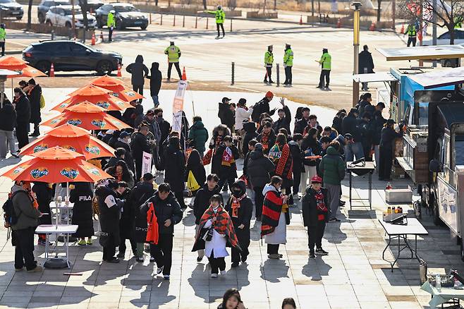 긴 줄이 늘어선 강원FC의 푸드트럭(강원 제공)