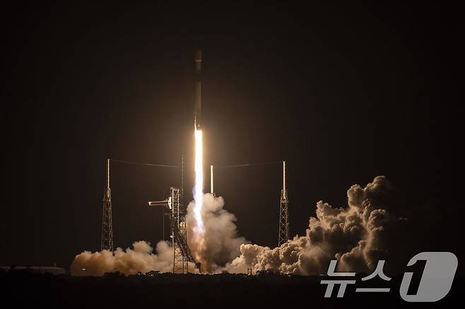 국방부와 방위사업청은 22일 오전 9시 48분경 우리 군 정찰위성 4호기가 미국 케이프 커내버럴 우주군 기지에서 성공적으로 발사되었다고 밝혔다. 사진은 군 정찰위성 4호기 발사 직후 모습. (국방부 제공. 재판매 및 DB 금지) 2025.4.22/뉴스1 ⓒ News1 이연주 기자