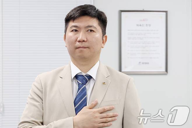 유승민 대한체육회 회장이 22일 오후 서울 송파구 올림픽회관에서 열린 '제2차 대한체육회 이사회'에 참석해 국민의례를 하고 있다. 2025.4.22/뉴스1 ⓒ News1 민경석 기자