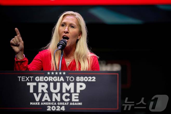 24일(현지시간) 미국 조지아주 서배너의 조지 머서 극장에서 열린 공화당 대선후보 도널드 트럼프 전 대통령 선거 유세에서 마조리 테일러 그린 하원의원(공화·조지아)이 발언하고 있다. 이날 트럼프 전 대통령은 세제 개혁, 제조업 부흥 등 자신이 당선될 경우 있을 경제 정책을 적극 내세웠다. 2024.09.24 ⓒ AFP=뉴스1 ⓒ News1 김지완 기자