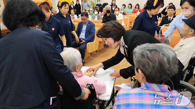 신계용(가운데) 과천시장이 어버이날을 맞아 구세군요양원에서 노인에게 인사하고 있다.(과천시 제공)