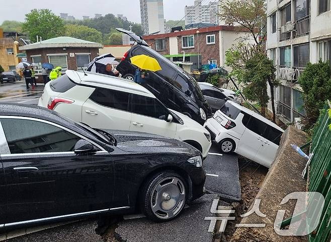 22일 오후 1시 10분께 경기 남양주시 화도읍 한 아파트 지상주차장 옹벽이 붕괴돼 차량 6대가 파손됐다. (독자제공. 재판매 및 DB금지) 2025.4.22/뉴스1