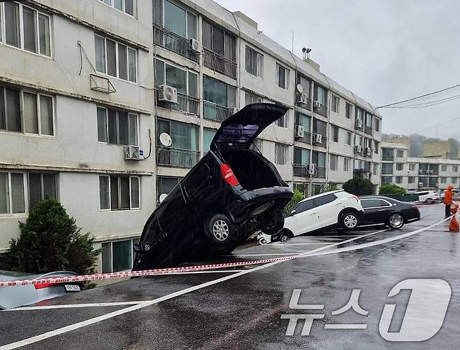 22일 오후 1시 10분께 경기 남양주시 화도읍 한 아파트 지상주차장 옹벽이 붕괴돼 차량 6대가 파손됐다. (독자제공. 재판매 및 DB금지) 2025.4.22/뉴스1