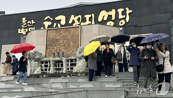 22일 오전 울산시 중구 병영순교성지성당에서 미사를 마친 신자들이 성당을 나서고 있다. 2025.4.22/뉴스1 ⓒ News1 조민주 기자