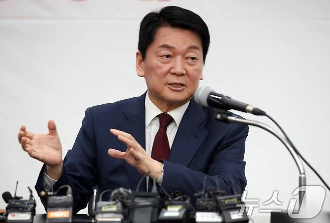 안철수 국민의힘 대선 경선 후보가 21일 오전 대구시당에서 열린 현안 관련 긴급 기자회견에서 발언하고 있다. 2025.4.21/뉴스1 ⓒ News1 공정식 기자