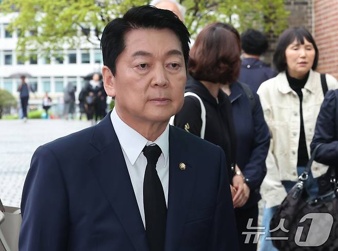 안철수 국민의힘 대선 경선 후보가 22일 오후 서울 중구 명동성당에 마련된 프란치스코 교황 분향소를 찾고 있다. 2025.4.22/뉴스1 ⓒ News1 장수영 기자