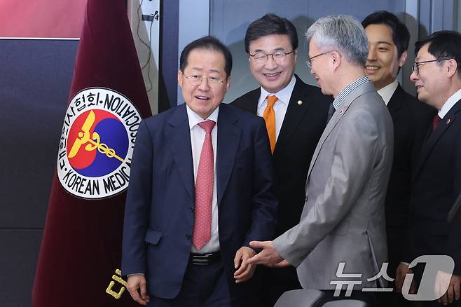 홍준표 국민의힘 대선 경선 후보가 22일 서울 용산구 대한의사협회를 찾아 김택우 의협 회장과 대화하고 있다. 2025.4.22/뉴스1 ⓒ News1 신웅수 기자