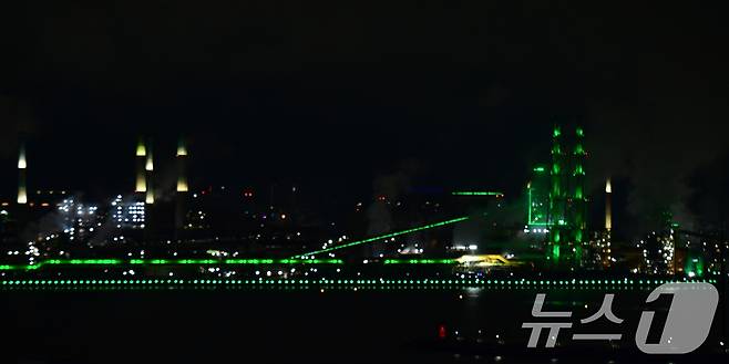 지구의 날인 22일 오후 포스코 포항제철소가 경관 조명이 꺼져있다. 포스코 포항제철소는 지구의 날을 맞아 이날 오후 8시부터 10분간 소등행사에 참가한 후 경관 조명을 모두 초록색으로 연출했다. 2025.4.22/뉴스1 ⓒ News1 최창호 기자