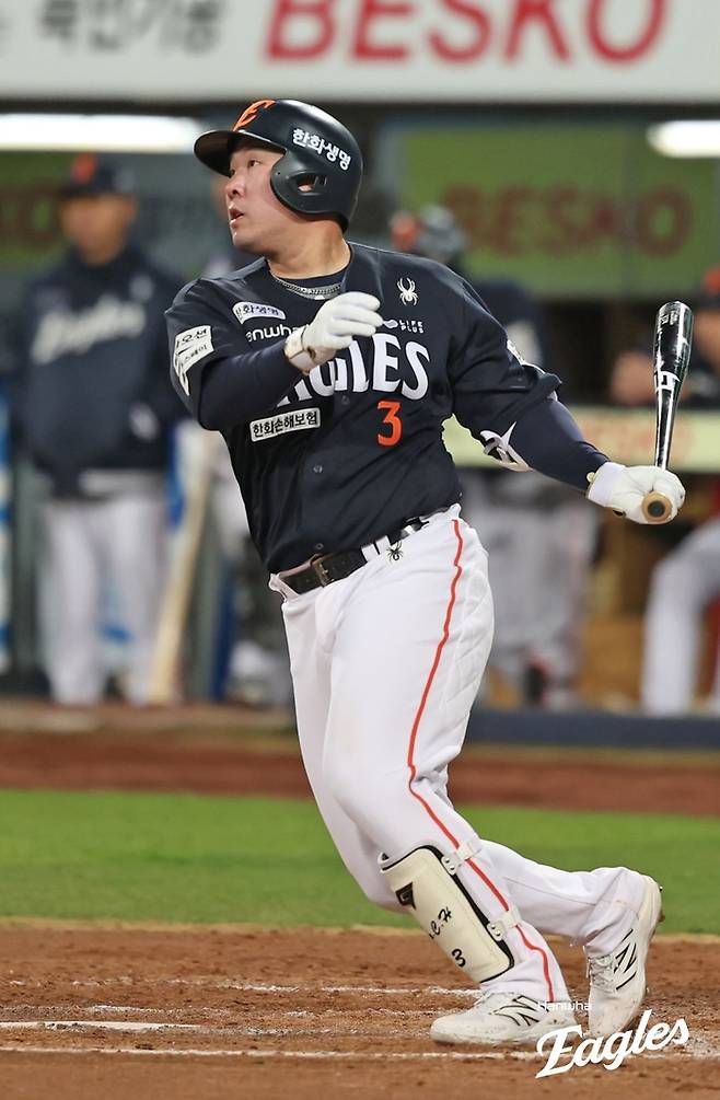 한화 안치홍이 4일 대구삼성라이온즈파크에서 열린 2025 KBO리그 삼성전에서 타격하고 있다. 사진 | 한화 이글스