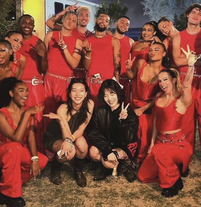 제니 공연의 댄서들과 함께 한 이호정(왼쪽)-양혜지. 양혜지 인스타그램.