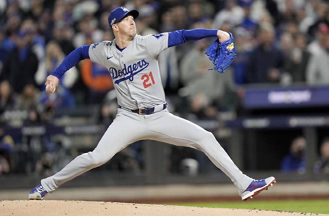 LA 다저스 시절인 작년 뉴욕 메츠와의 NLCS 3차전서 역투하고 있는 워커 뷸러. AP연합뉴스