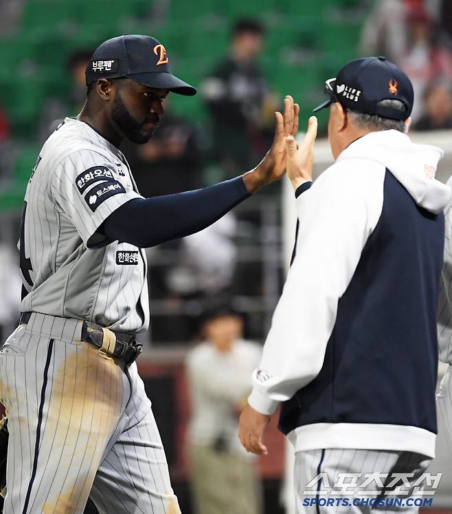 17일 인천 SSG랜더스필드에서 열린 SSG 랜더스와 한화 이글스의 경기. 승리한 한화 플로리얼이 기뻐하고 있다. 인천=박재만 기자 pjm@sportschosun.com/2025.04.17/