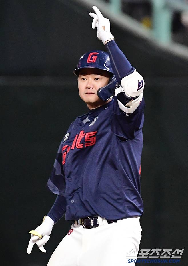 팀 승리로 이끈 결승타. 11회초 1사 3루. 1타점 적시타 날린 손호영.