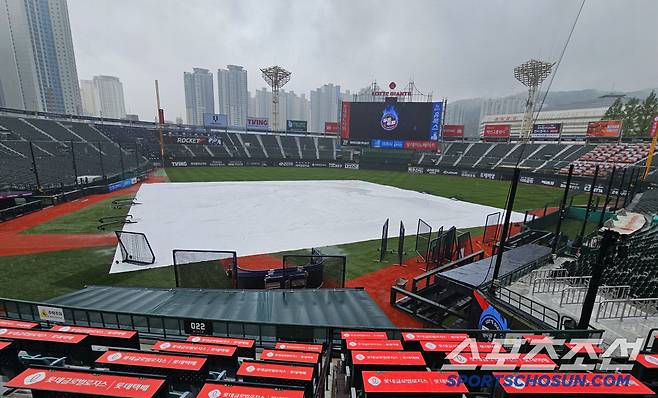 22일 부산 사직야구장에서 롯데와 한화가 주중 3연전 첫 번째 경기를 갖는다. 하루 종일 내리는 비로 인해 사직야구장에 깔린 대형방수포. 부산=송정헌 기자songs@sportschosun.com/2025.04.22/