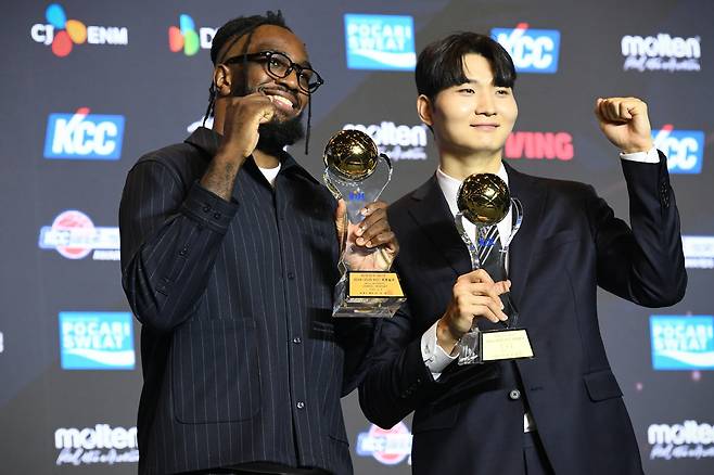 서울 SK의 자밀 워니와 안영준(왼쪽부터). 사진제공=KBL