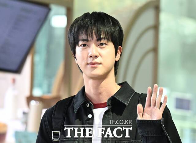 그룹 방탄소년단(BTS) 진이 예능과 음악 등을 오가며 전방위 활약을 펼치고 있어 눈길을 모은다. /더팩트 DB