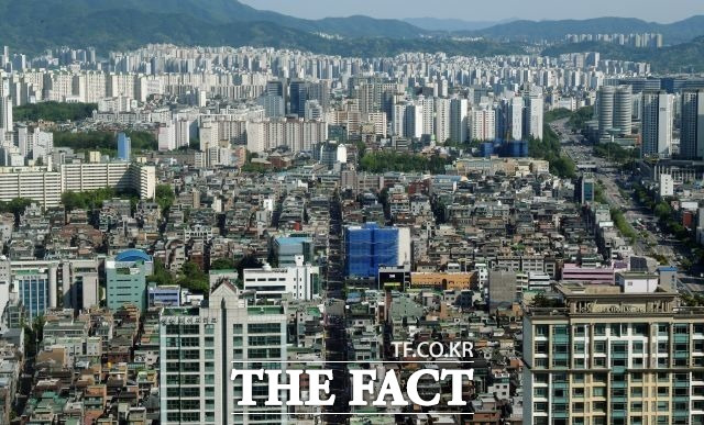 한동훈 전 국민의힘 대표는 청년들을 대상으로 한 담보안정비율(LTV)와 취득세 폐지를 부동산 공약으로 발표했다. 이재명 전 민주당 대표는 아직 부동산 관련 공식적인 공약을 내놓지 않았다. 다만 민주당 정책 기구인 민생연석회의가 공개한 자료집에서 정책 방향성을 엿볼 수 있다. /더팩트 DB
