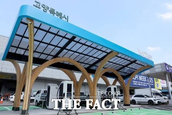 경기 고양시가 지난 21일 킨텍스에 개소한 국내 최대 규모의 전기차 급속 충전시설 전경 /고양시