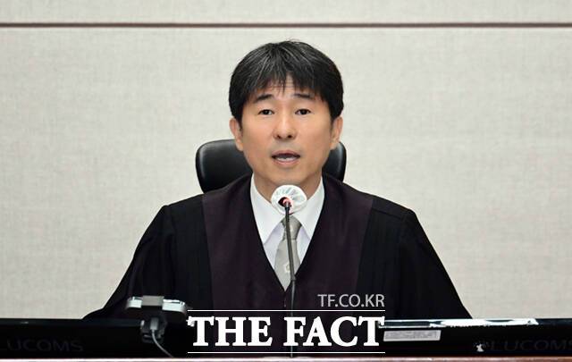 고위공직자범죄수사처(공수처)가 윤석열 전 대통령의 재판을 비공개로 진행하기로 한 지귀연 부장판사에 대한 사건 수사에 착수했다. 지귀연 부장판사가 21일 오전 서울 서초구 서울중앙지법 417호 법정에서 열린 윤석열 전 대통령의 내란 우두머리 혐의 재판을 하기 전 언론 공개에 대한 발언을 하고 있다. 2025.04.21 사진공동취재단