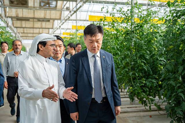 박범수 농식품부 차관과 알 무샤이티 사우디 물환경농업부 차관이 K-스마트팜의 중동 수출거점 조성을 위한 시범온실 착공식에서 대화를 나누고 있다./농림축산식품부