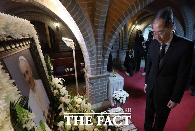 한덕수 대통령 권한대행 국무총리는 22일 고(故) 프란치스코 교황 분향소를 찾아 조문하고 "늘 겸손하고 소탈하신 모습으로 가난한 이들과 사회적 약자에 대한 사랑을 실천하신 교황께 깊은 감사와 애도를 표한다"고 말했다. /뉴시스