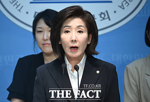 나경원 국민의힘 의원은 22일 2차 경선 진출에 실패한 뒤 "국민과 대한민국 위한 여정, 함께 계속 정진하겠다"는 입장을 밝혔다. 나 의원이 18일 오전 여의도 국회에서 교육 공약 기자회견을 하고 있다. /박헌우 기자
