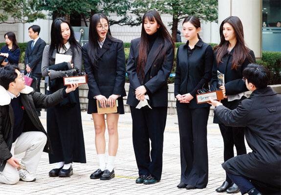 지난 3월 7일 서울중앙지방법원에서 열린 ‘어도어, 뉴진스 상대 기획사 지위보전 및 광고계약 체결 등 금지 가처분’ 심문기일에 출석한 뉴진스.