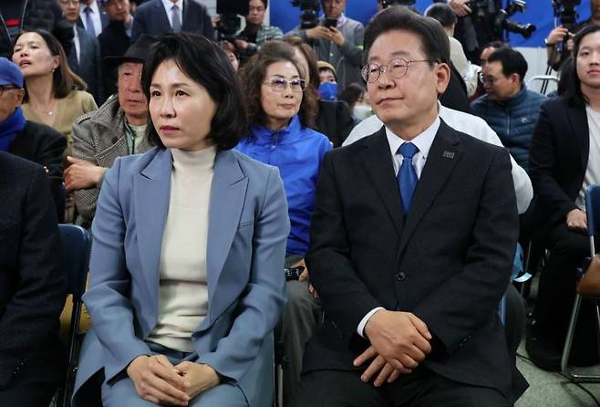 지난해 4월 총선 개표 방송을 지켜보는 이재명 전 대표와 배우자 김혜경 씨. 연합뉴스