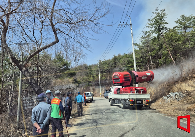 최근 경북 의성군에서 발생한 대형 산불 현장에서 농민들이 광역방제기와 동력분무기 등 농업용 장비를 활용해 불길 확산을 막은 사례이다.