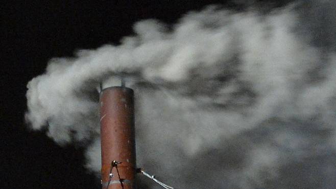 시스티나 성당의 굴뚝에서 피어오르는 하얀 연기는 새 교황이 선출되었음을 의미한다