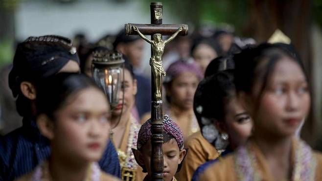 자바 섬의 전통 의상을 입은 가톨릭 신자들이 성탄절 미사 행렬을 준비하고 있는 모습