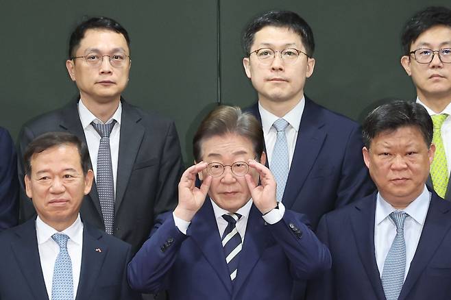 이재명 제21대 대통령 선거 더불어민주당 경선 후보가 21일 서울 여의도 금융투자협회에서 열린 자본시장 활성화를 위한 정책간담회에서 기념촬영 전 안경을 고쳐쓰고 있다./뉴시스