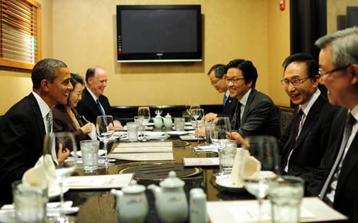 지난 2011년 이명박 대통령(오른쪽)과 버락 오바마 미 대통령이 한식당 우래옥에서 비공식 만찬을 즐기고 있는 모습. /조선일보DB