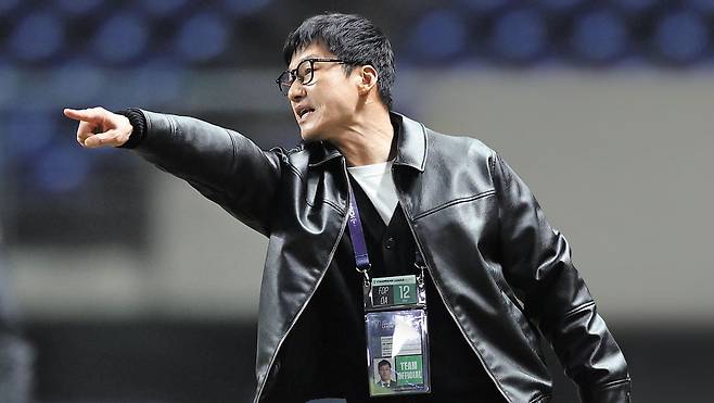 이정효 광주FC 감독이 지난달 빗셀 고베(일본)와 벌인 AFC 챔피언스리그 엘리트 16강 2차전에서 선수들에게 지시를 하고 있다. 광주는 빗셀 고베를 극적으로 제치고 8강행을 확정했다. /프로축구연맹