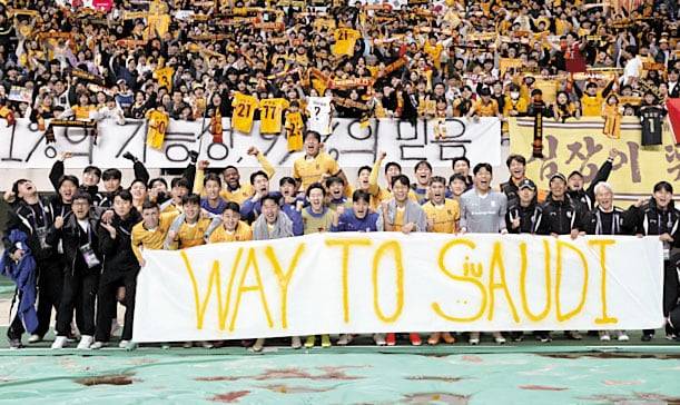 지난달 AFC 챔피언스리그 8강 진출을 확정하고 홈팬들과 기념 촬영을 하는 광주 선수단. /프로축구연맹