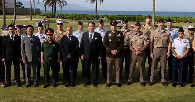4월 19일 베트남 다낭에서 열린 베트남전 미군 신원 미확인 전사자 송환 행사 참가자들이 함께 모였다./DPAA