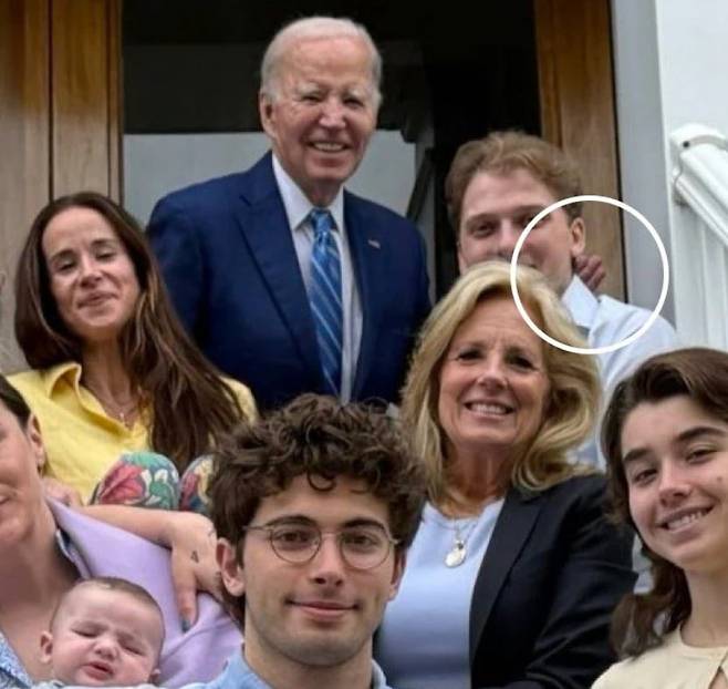 한 네티즌이 바이든 전 대통령의 자세와 각도가 어색하다며 확대해 올린 사진. /X