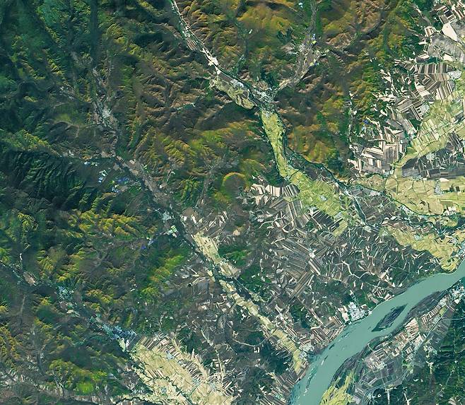 중국 헤이룽장성에 발견된 이란 충돌구는 지름이 약 1.85㎞로, 지난 10만년 동안 생겨난 충돌구 중 가장 큰 규모이다. /NASA
