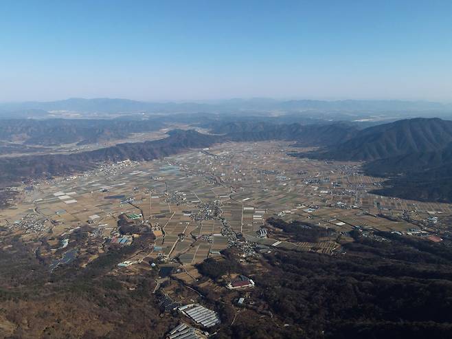 높이 200~600m 산들에 둘러싸인 경남 합천군 적중·초계분지의 모습. 적중·초계분지는 5만년 전 지름 200m에 달하는 운석이 떨어져 만들어진 분지로, 직경 약 7㎞ 규모의 크기다. 한국지질자원연구원 국토지질연구본부 지질연구센터 연구팀의 조사로 한반도 최초 운석충돌구임이 확인됐다. /조선일보DB