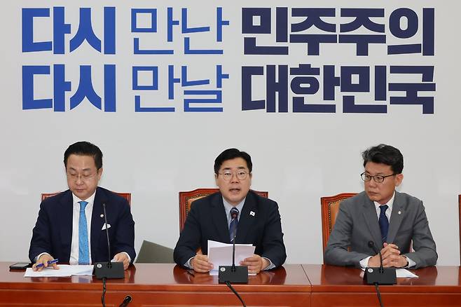더불어민주당 박찬대 당대표 직무대행 겸 원내대표가 22일 서울 여의도 국회에서 열린 원내대책회의에서 발언하고 있다./연합뉴스
