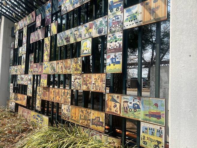 3일 찾은 인천 청천동의 한국GM 부평공장 담벼락에 그려진 자동차 그림들. /서일원 기자