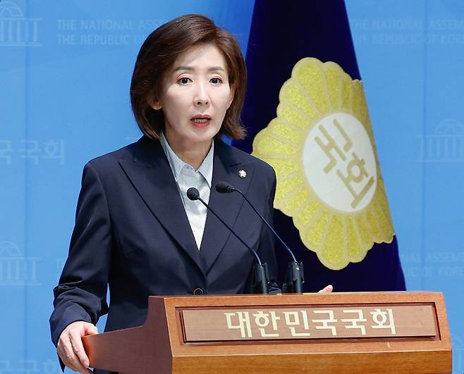 나경원 국민의힘 대선 경선 후보가 22일 오후 서울 여의도 국회 소통관에서 5대 초광역 메가시티, 3대 글로벌 혁신허브 내용을 담은 부울경 공약을 발표하고 있다. /뉴스1