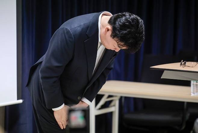 백종원 더본코리아 대표가 지난 3월 28일 서울 서초구의 한 회의공간에서 열린 더본코리아 주주총회에서 취재진에게 인사하고 있다.ⓒ뉴시스