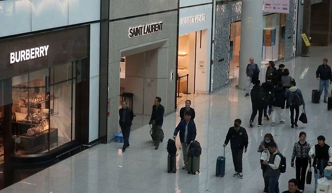 지난달 여행객들이 인천국제공항 면세구역을 둘러보고 있다.ⓒ뉴시스