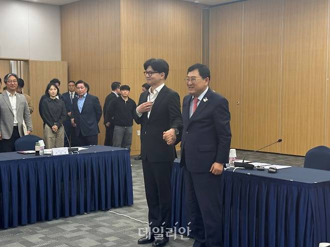 한동훈 국민의힘 대선 경선 후보가 21일 2025 APEC 정상회의 주회의장인 경주화백컨벤션센터(HICO)를 방문해 주낙영 경주시장과 기념사진을 촬영하고 있다. ⓒ데일리안 오수진 기자