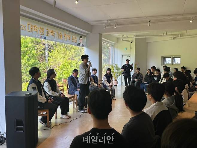 한동훈 국민의힘 대선 경선 후보가 21일 포스텍(포항공대), 유니스트(울산 과학기술대학교), 지스트(광주 과학기술원) 등 5개 이과대학 총학생회가 공동 마련한 '2025 대학생 과학기술 정책 포럼'에서 연설을 하고 있다. ⓒ데일리안 오수진 기자