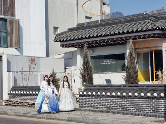 ⓒ 한복을 입고 익선동 거리를 오가는 관광객
